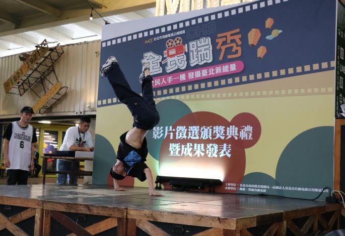 Real_Soul_Crew舞團開場表演_現場吸引許多民眾觀看