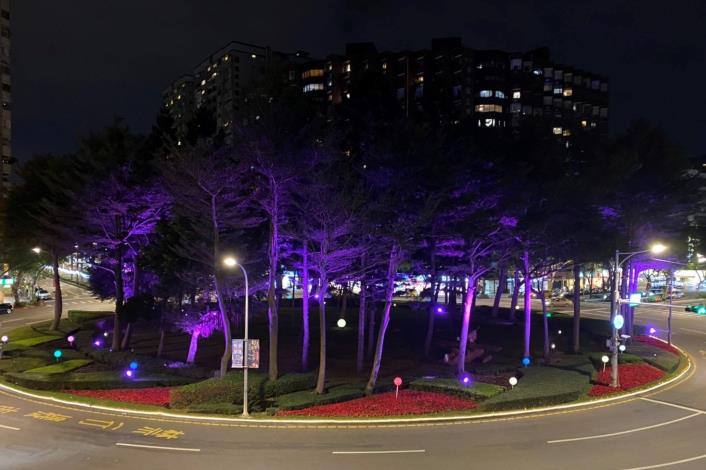 三民圓環花圃間點綴變色的球形燈，加上染色燈投射，呈現跨年的熱鬧氛圍