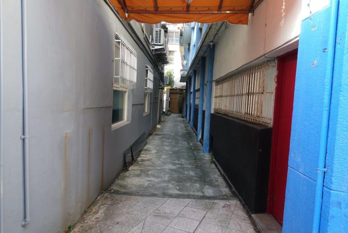 因日租套房為非法旅宿，且多未能依規定消毒清潔、動線混雜，又反覆接待居家檢疫或居家隔離者入住，容易交叉感染、形成病毒傳播溫床，更引發社區居民反彈。