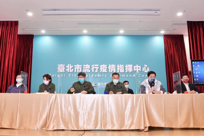 臺北市柯文哲市長召開記者會宣布延後台北燈節及取消年貨大街活動。