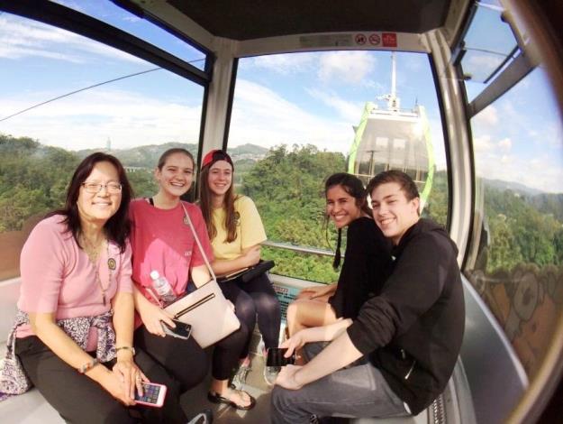 國外旅客搭乘貓空纜車，一窺貓空美麗山景-照片來源MyTaiwanTour 飛亞旅行社