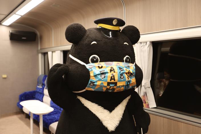 北市吉祥物熊讚Bravo擔任一日列車長，可愛模樣吸引旅客合影.JPG