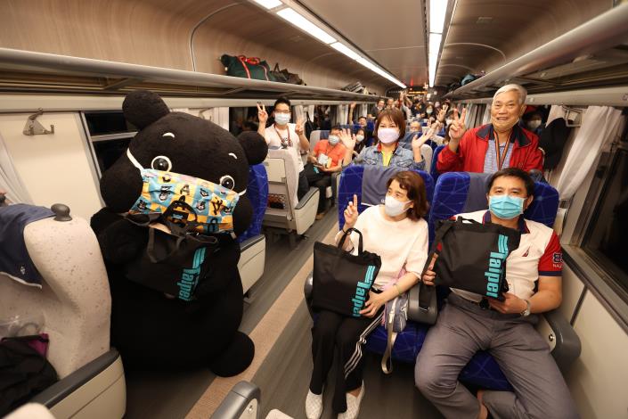 熊讚列車長驚喜現身鳴日號，帶給全車旅客難忘經驗.JPG
