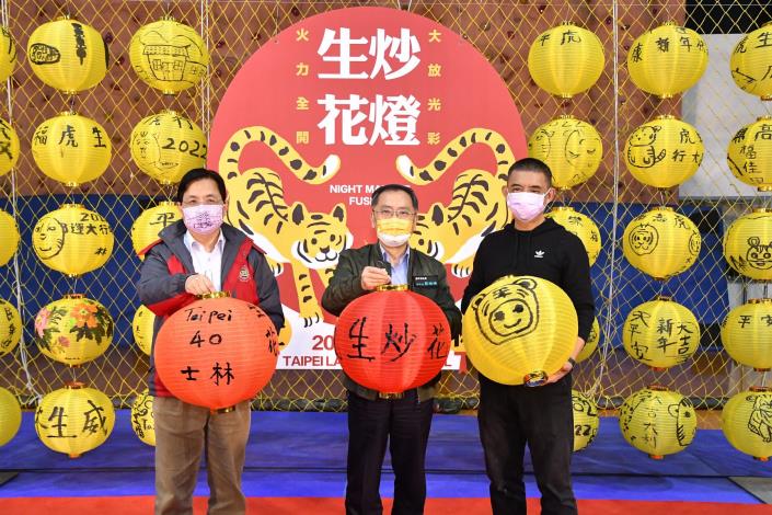 (由左至右)簡哲宏副秘書長、蔡炳坤副市長、2022台北燈節創意總監李明道AKIBO