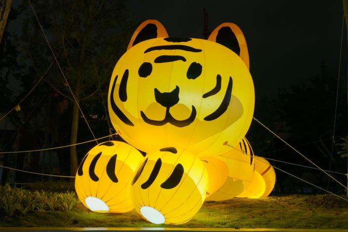 可愛的祥虎就在台北表演藝術中心外的廣場迎接大家來賞燈喔