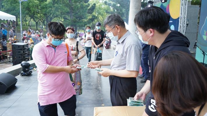 北市府特別製作清真寺造型悠遊卡送給現場民眾。