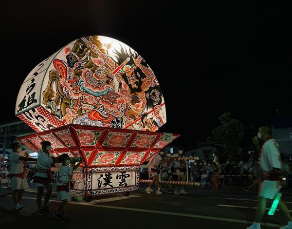 弘前市睡魔祭今年迎接300周年，現場遊行活動民眾熱情參與人聲鼎沸。