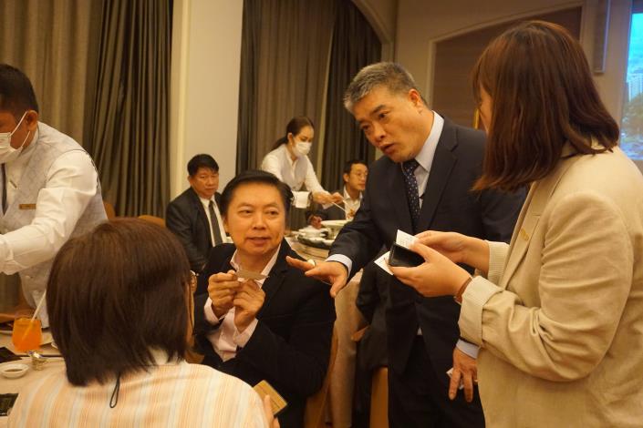 臺北市MICE推廣會中，本市推廣團與在地業者熱烈交流.JPG