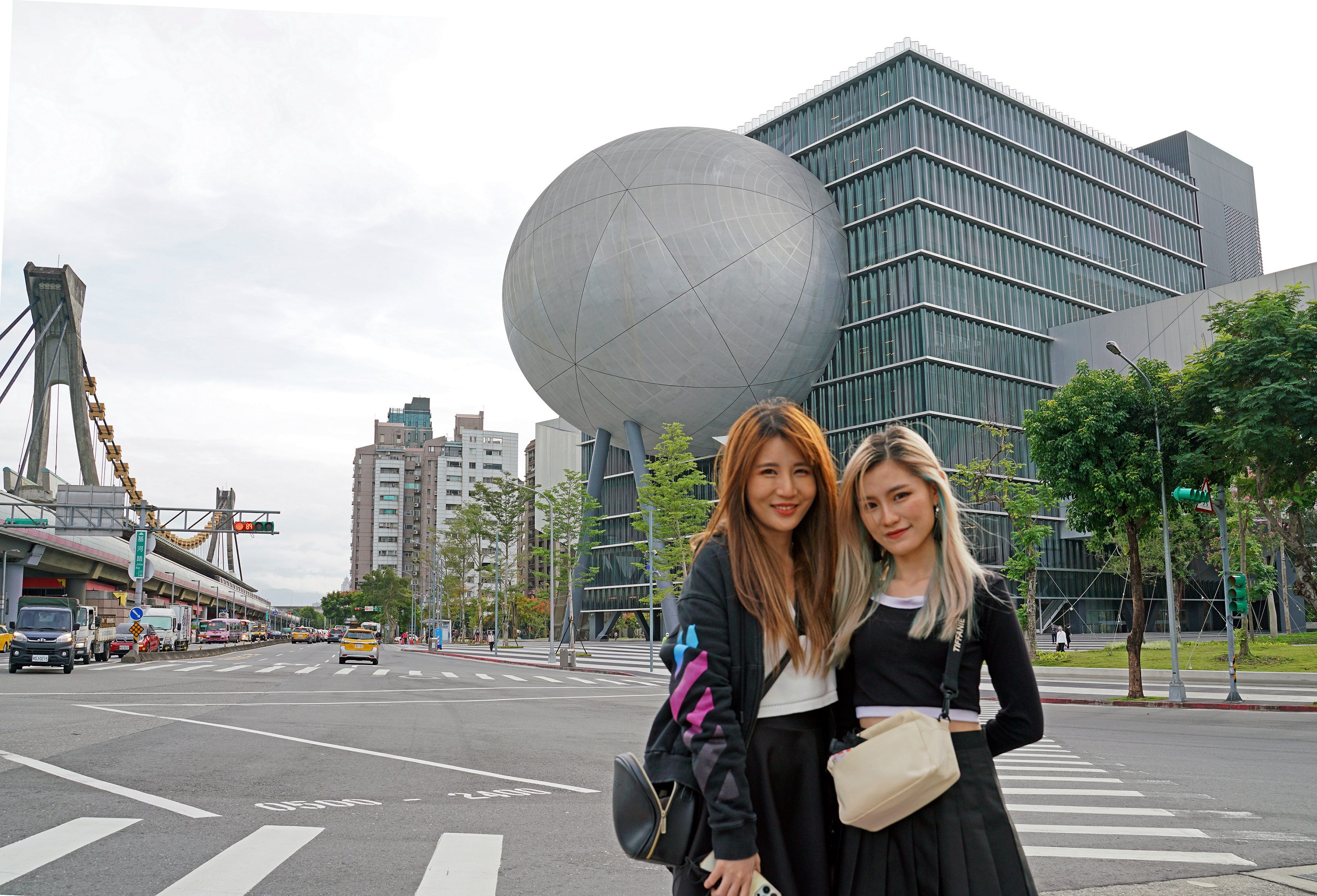 網紅姊妹花朝聖榮登2021時代雜誌全球百大景點的台北表演藝術中心