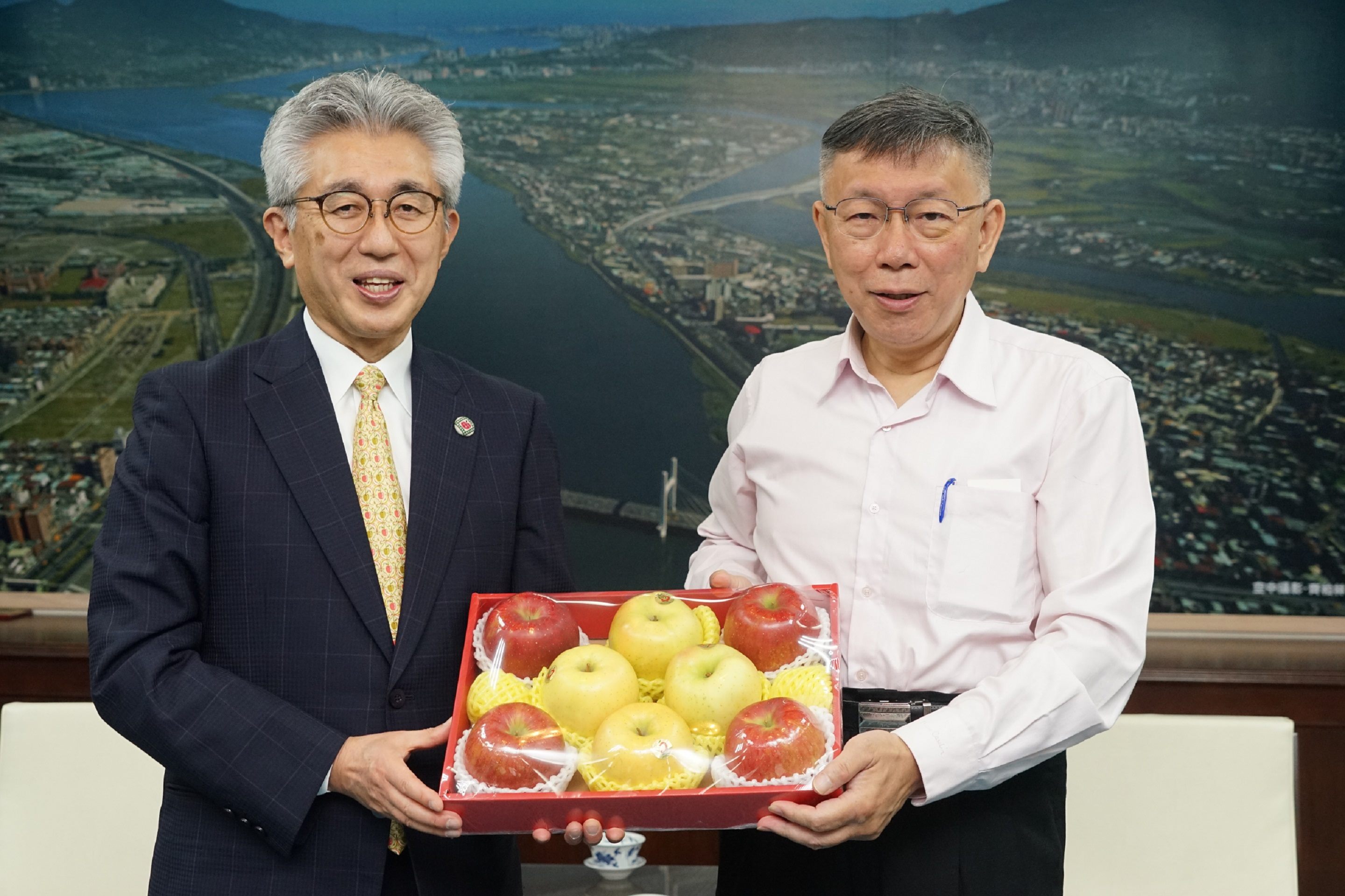 弘前市蘋果產量為日本第一，櫻田宏市長致贈弘前市產的蘋果給柯文哲市長-1.JPG