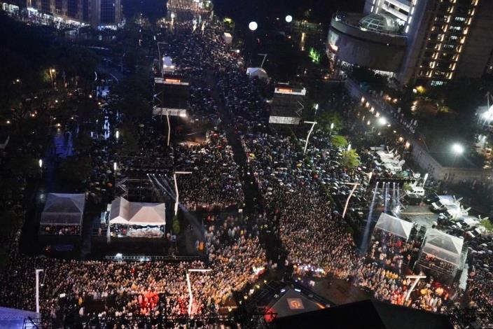 2023臺北跨年晚會吸引滿滿人潮聚集北市府府前廣場，現場氣氛high到最高點。