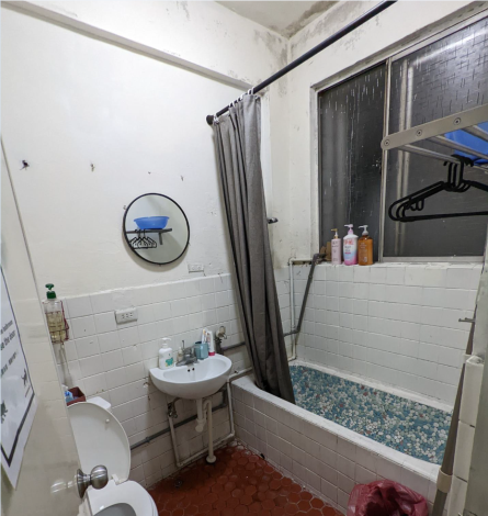 圖說1-實際案例(一)，平日每晚還需支付房價2千元餘元的日租套房，浴廁卻是牆壁發霉、老舊。