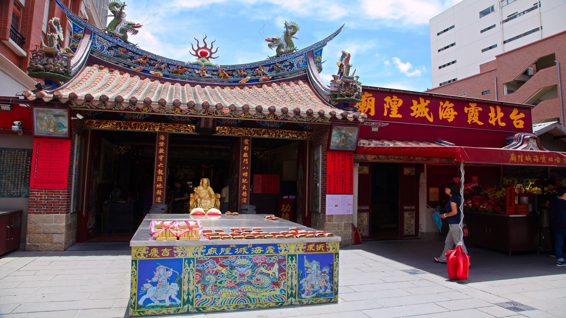 第二天可安排老街風華探索，漫步大稻埕老街，並到台北霞海城隍廟祈福。