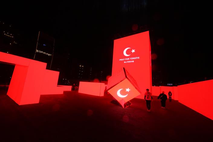 全聯實業響應燈飾「光鑰未來」土耳其國旗投影及「Pray for Türkiye 為土耳其祈福」祈福字樣