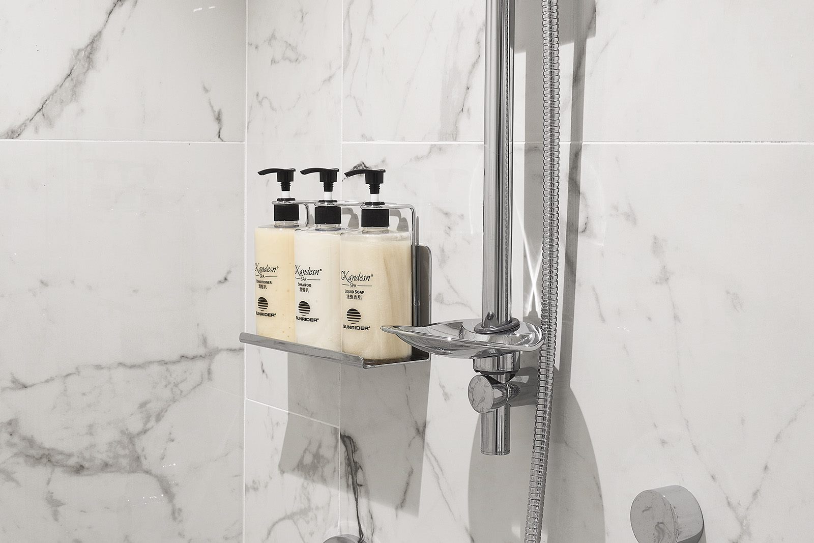 旅館客房以壁掛式瓶裝沐浴用品取代一次性用品茹曦酒店提供。