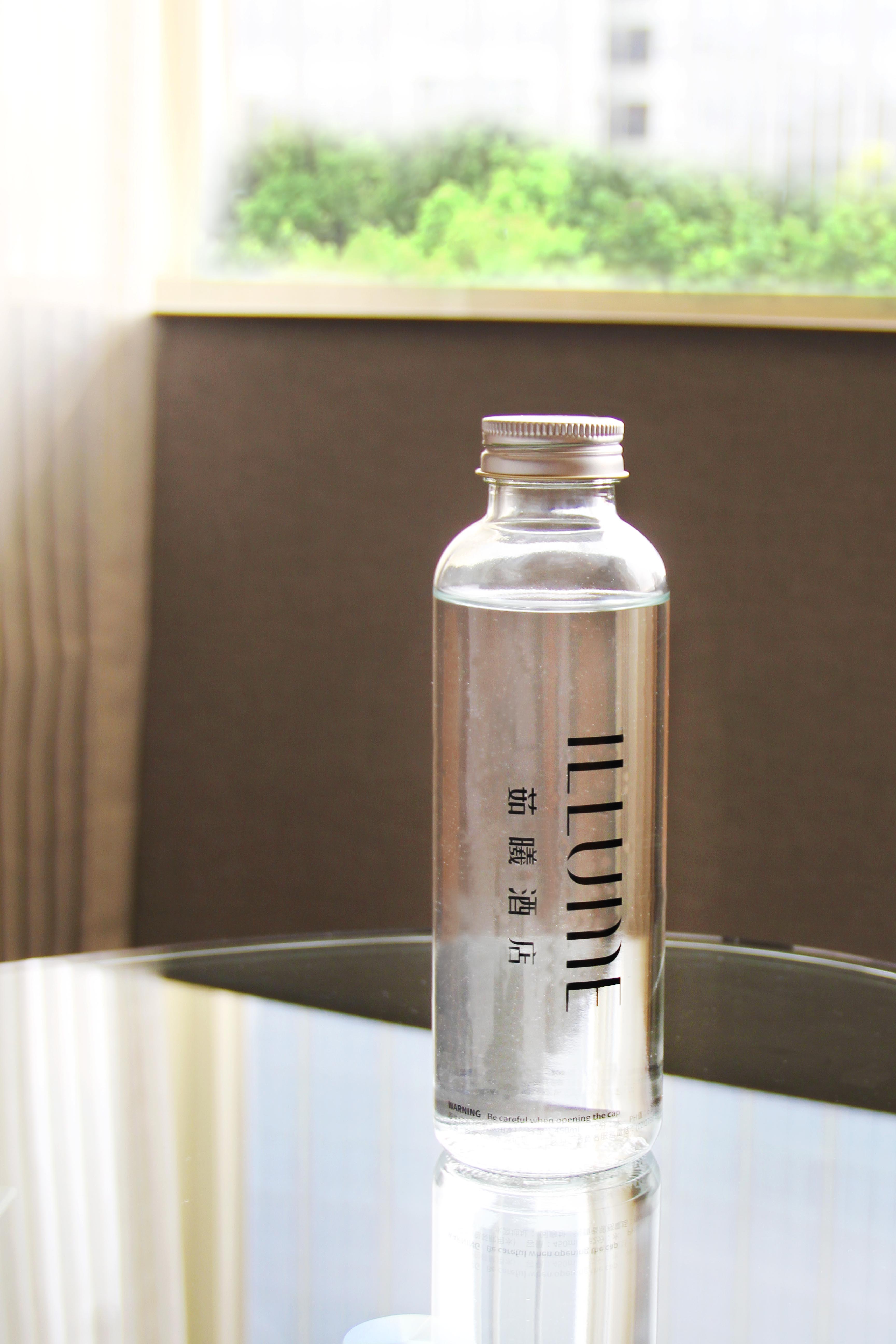 取消使用寶特瓶，改以玻璃瓶裝水提供旅客使用茹曦酒店提供。