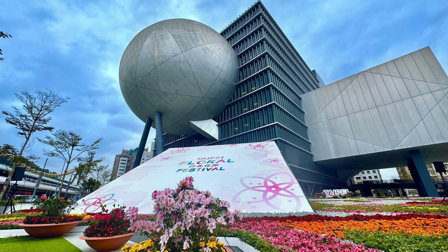 2023台北花節於台北表演藝術中心以各式花卉打造城市花毯。