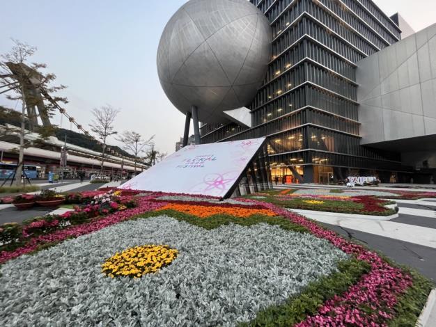 結合台北新地標臺北表演藝術中心與龍骨造型屋頂的劍潭捷運站，城市花毯呈現出一張最美的台北城市明信片。