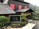 行義路溫泉業者以日式木造建築為特色，讓人有如到日本泡溫泉。