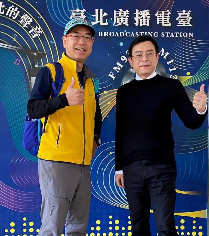 生態紀錄片導演麥覺明（左）接受臺北電臺《永續長報告》節目主持人王鼎鈞（右）專訪。