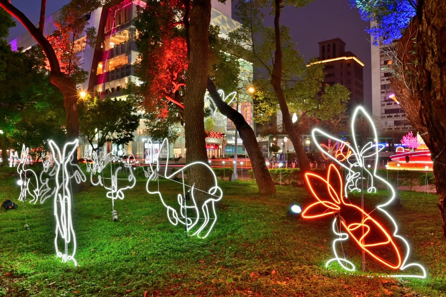 「2023台灣燈會在台北」位於東區商圈周邊的光環境，獲得繆思設計獎「照明設計類」獎項