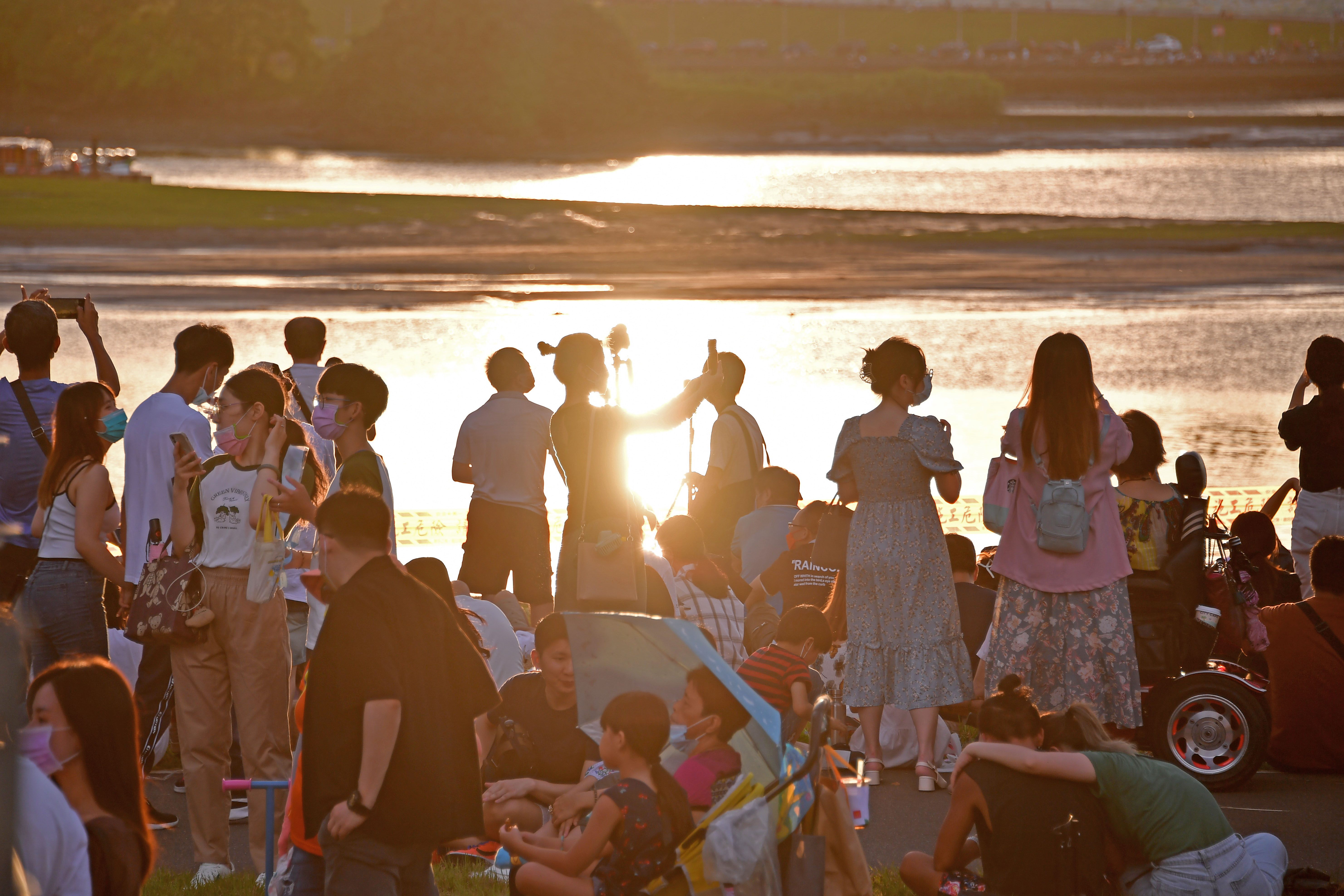 大稻埕悠閒的河岸風情，吸引許多民眾前來捕捉夕陽美景。
