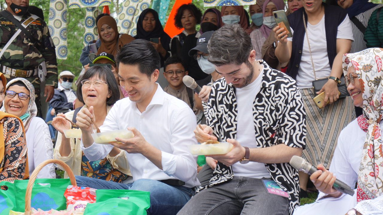 市長與知名YouTuber圖佳一同以環保餐具品嚐清真美食烤雞肉飯。