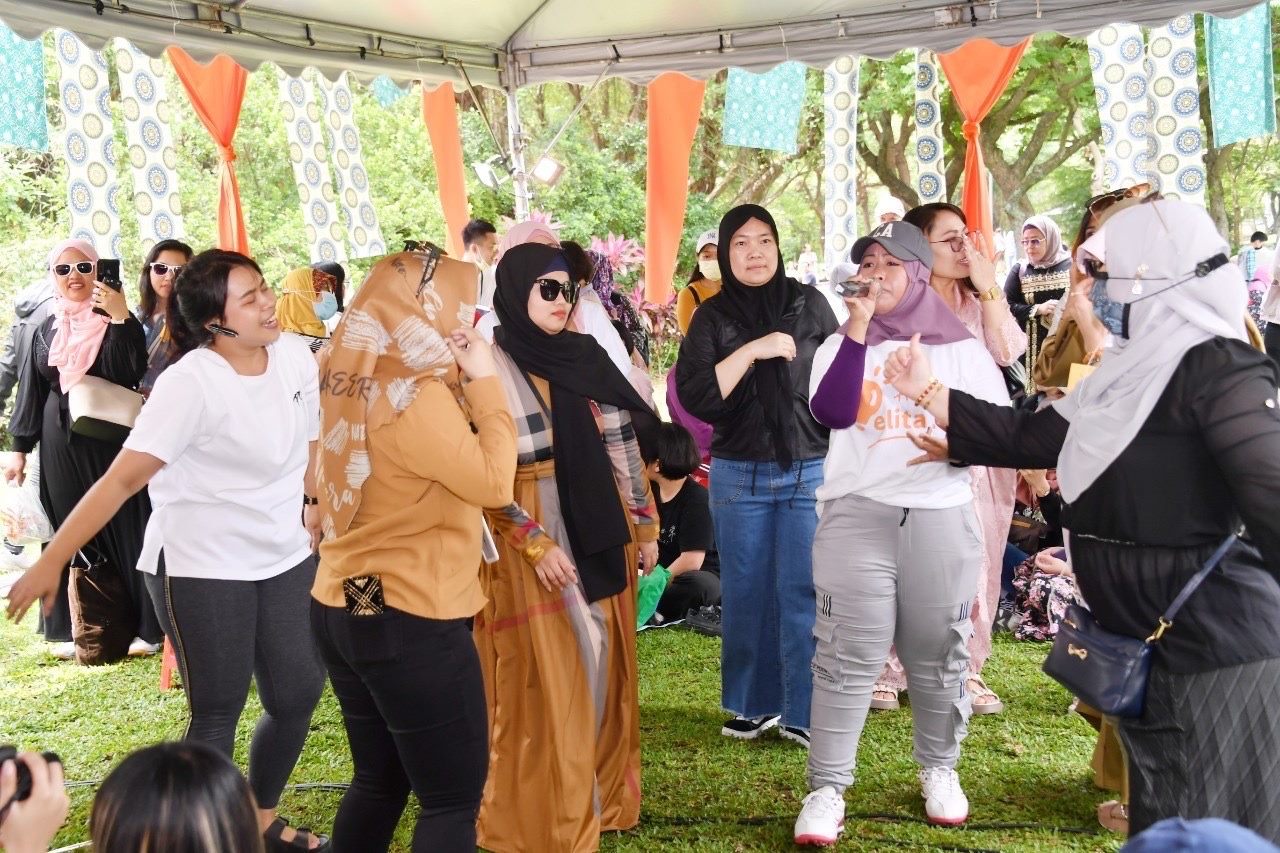 「草地同樂區」吸引穆斯林朋友現場歡唱、享受草地野餐。