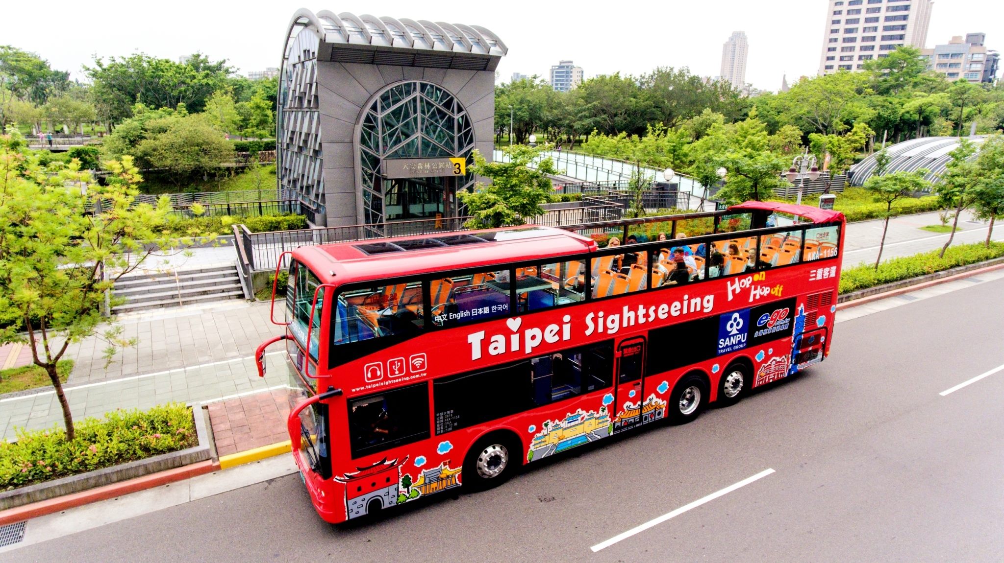 觀光巴士提供民眾欣賞知名北市景點的獨特視角。