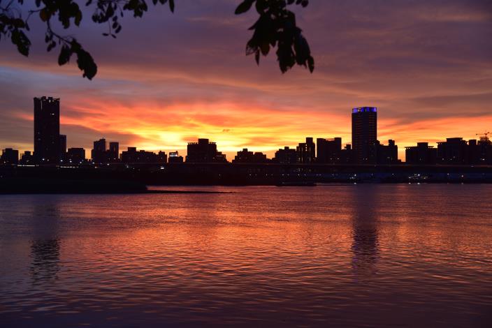 大稻埕河畔的絕美夕陽，與波光粼粼的河水相互輝映
