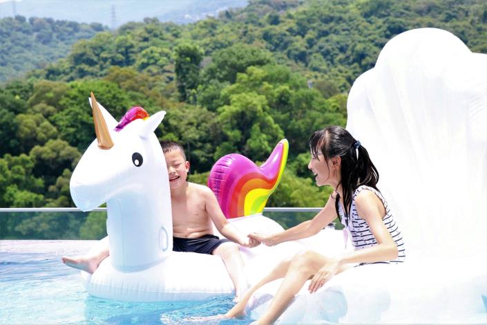 「Fun暑假 童樂趣」住房專案，親子同游戶外無邊際泳池(台北士林萬麗酒店提供)