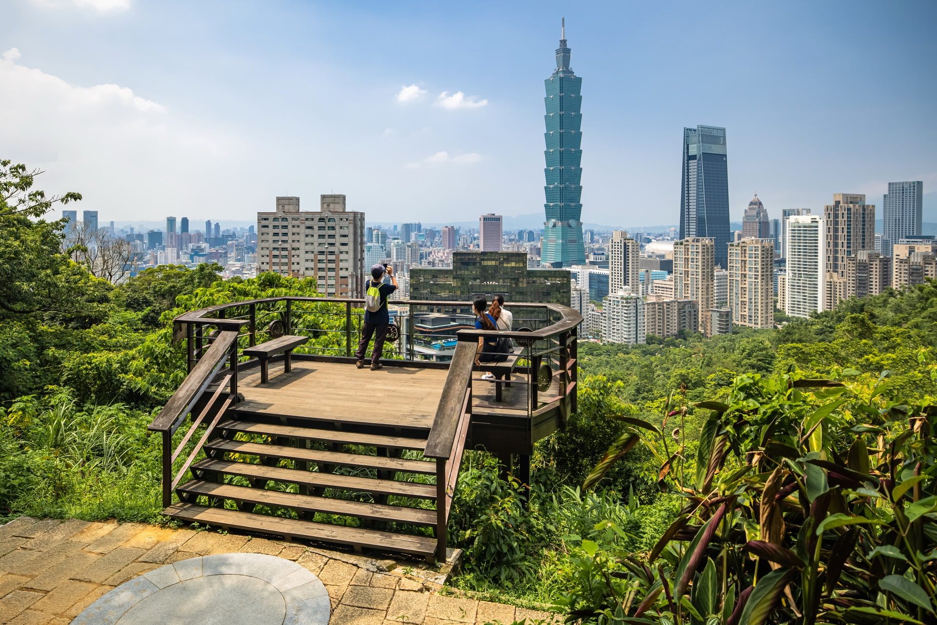 象山攝手平台可以眺望台北101及俯瞰市景，交通便捷成為熱門景點