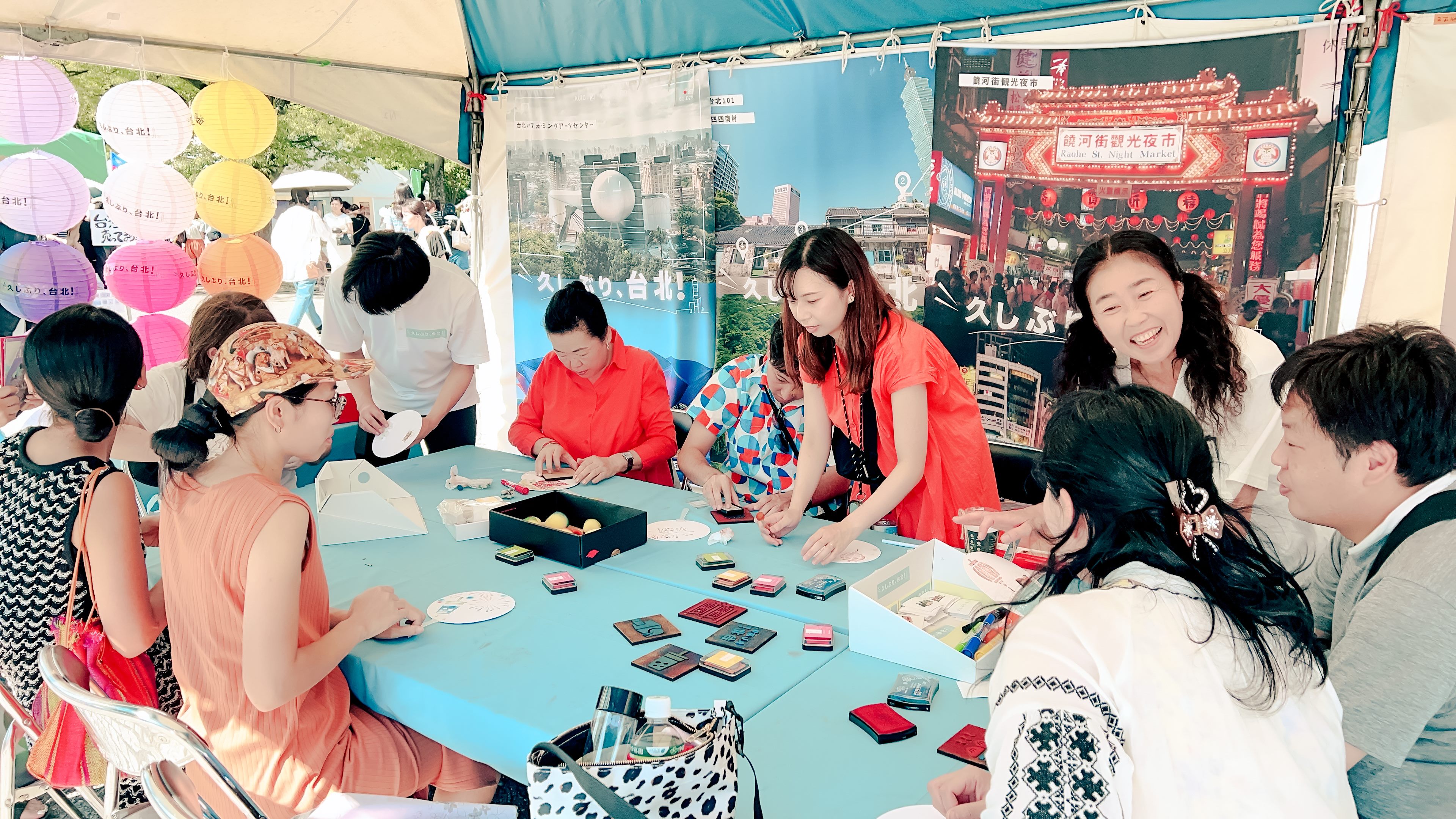 臺北攤位的DIY手作臺北風情扇活動十分受日本民眾喜愛。