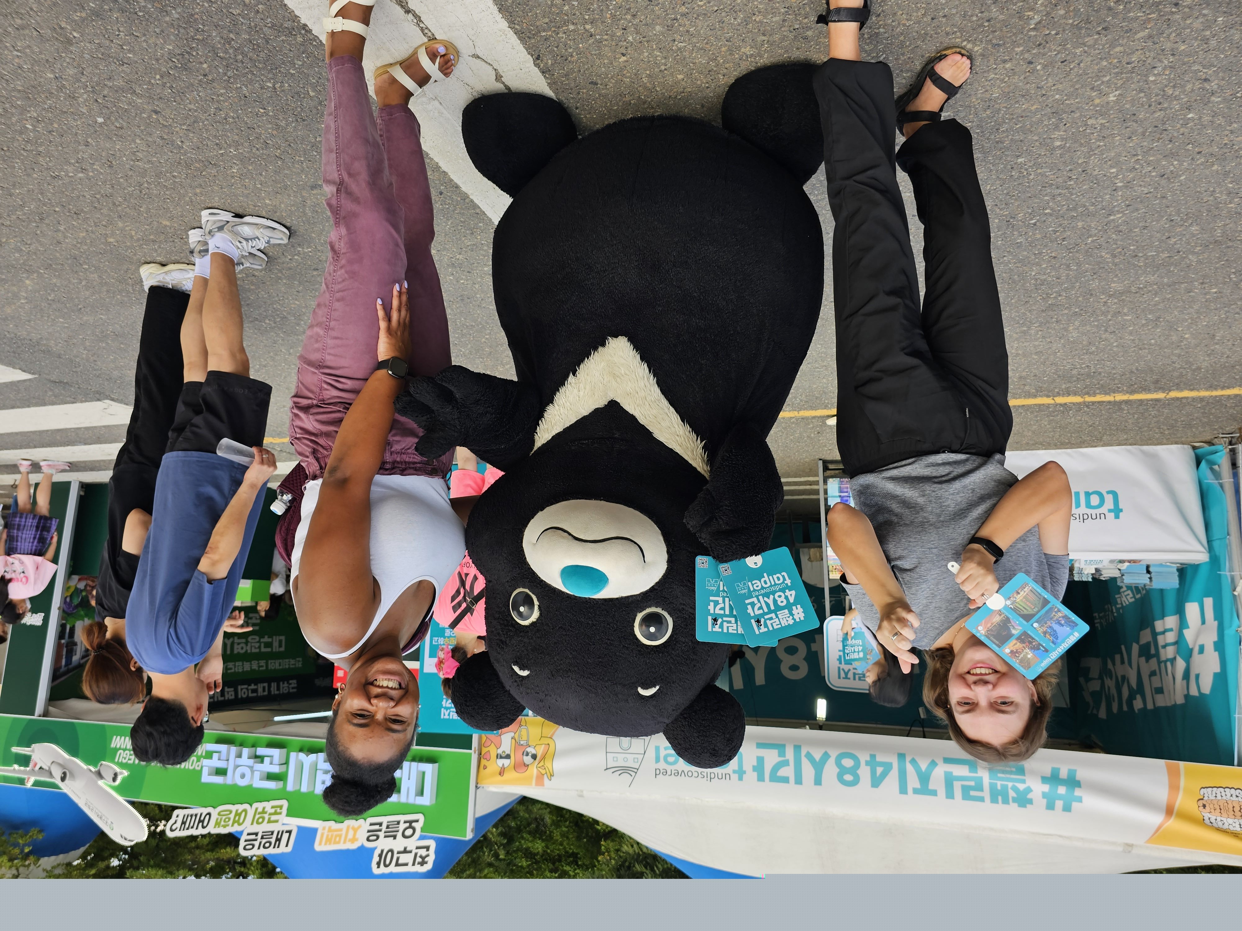 臺北城市吉祥物熊讚向國際遊客推廣臺北城市形象及「挑戰48小時旅遊體驗」。
