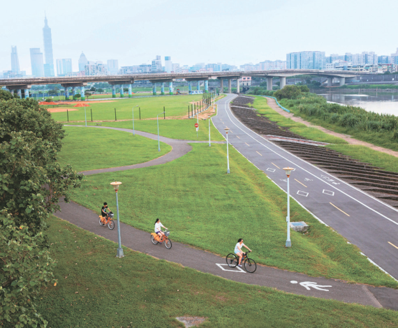 台北坐擁優美景致的河濱公園是民眾騎單車悠遊的好去處。