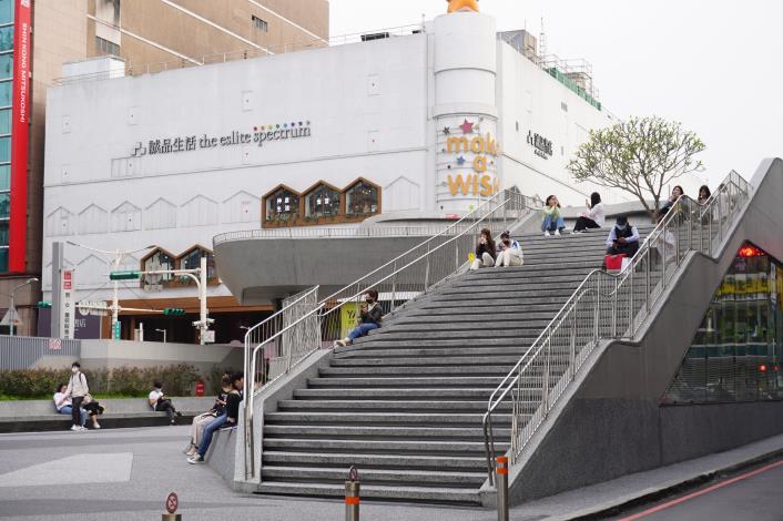 南西心中山商圈儼然成為時下臺北最熱門的逛街勝地之一。.JPG