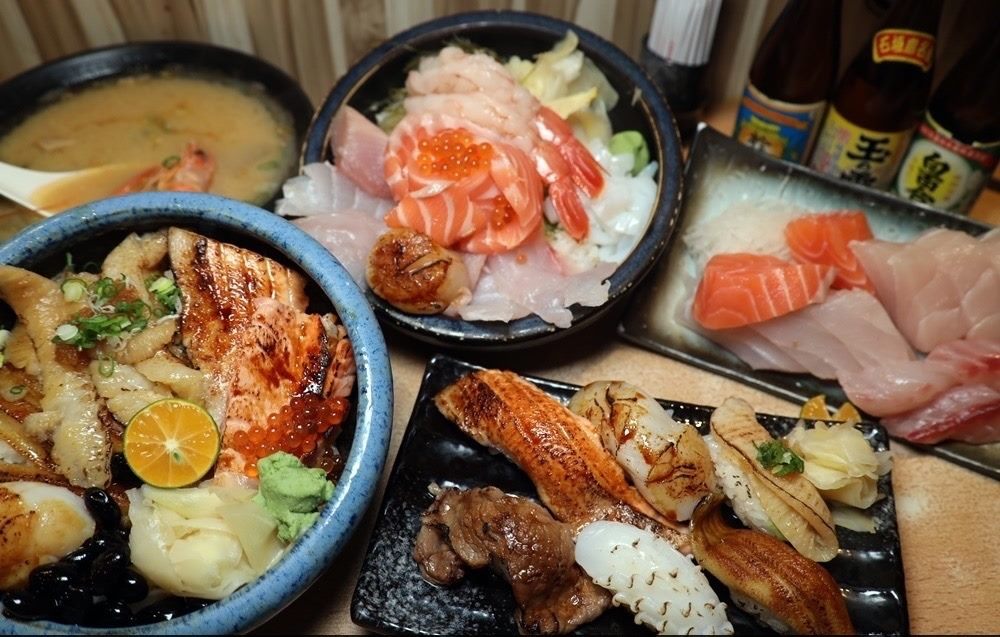 百魚鮮食屋主打海鮮丼飯、握壽司、生魚片等三大類日式餐點