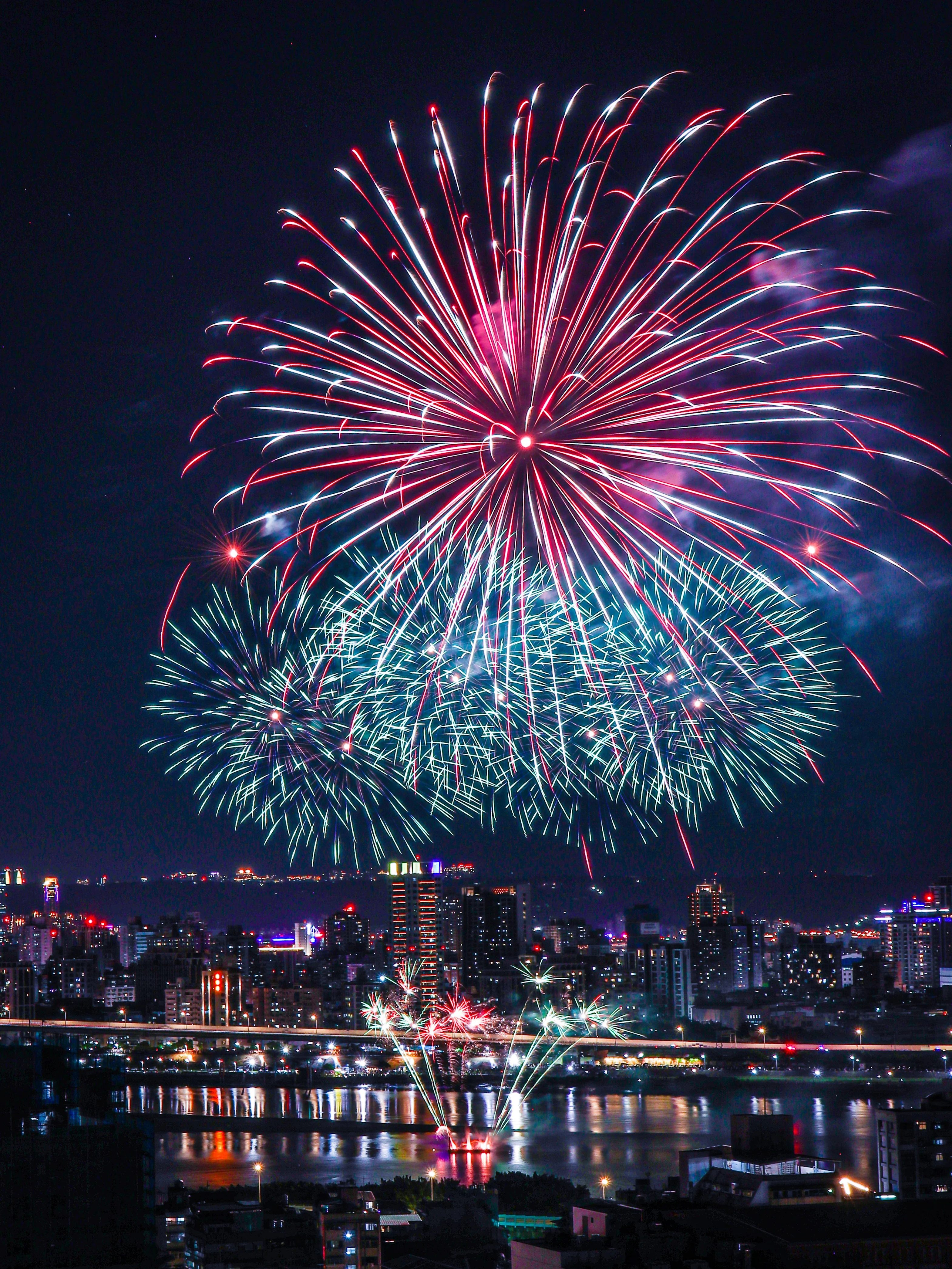 圖片4-夜間景點主題第一名-大稻埕夏日節煙火（圖片來源：投稿民眾「Angus Luo」提供）