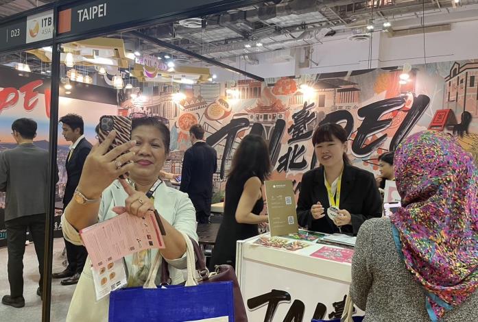 臺北攤位主視覺深受喜愛，吸引國際買家合影。