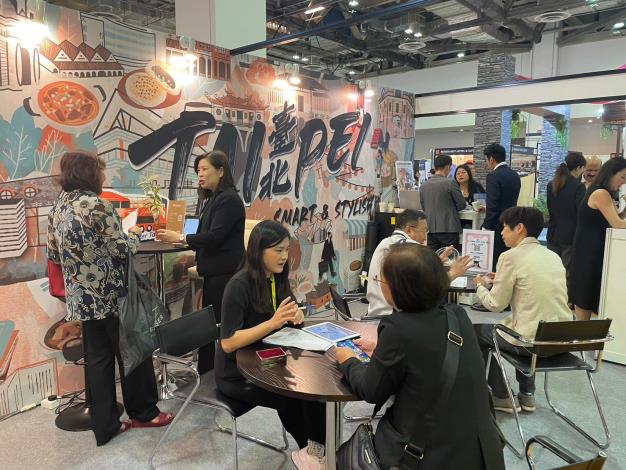 國際買家前來洽詢臺北市觀光與會展服務，展場人潮熱絡。
