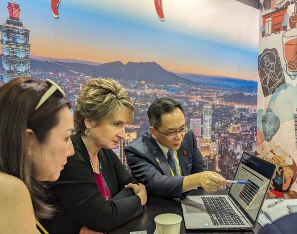 國際獎勵旅遊管理者協會（SITE）分會總監Ms. Rebecca Wright來訪臺北市政府攤位，分享疫情後獎勵旅遊的轉變與機會。