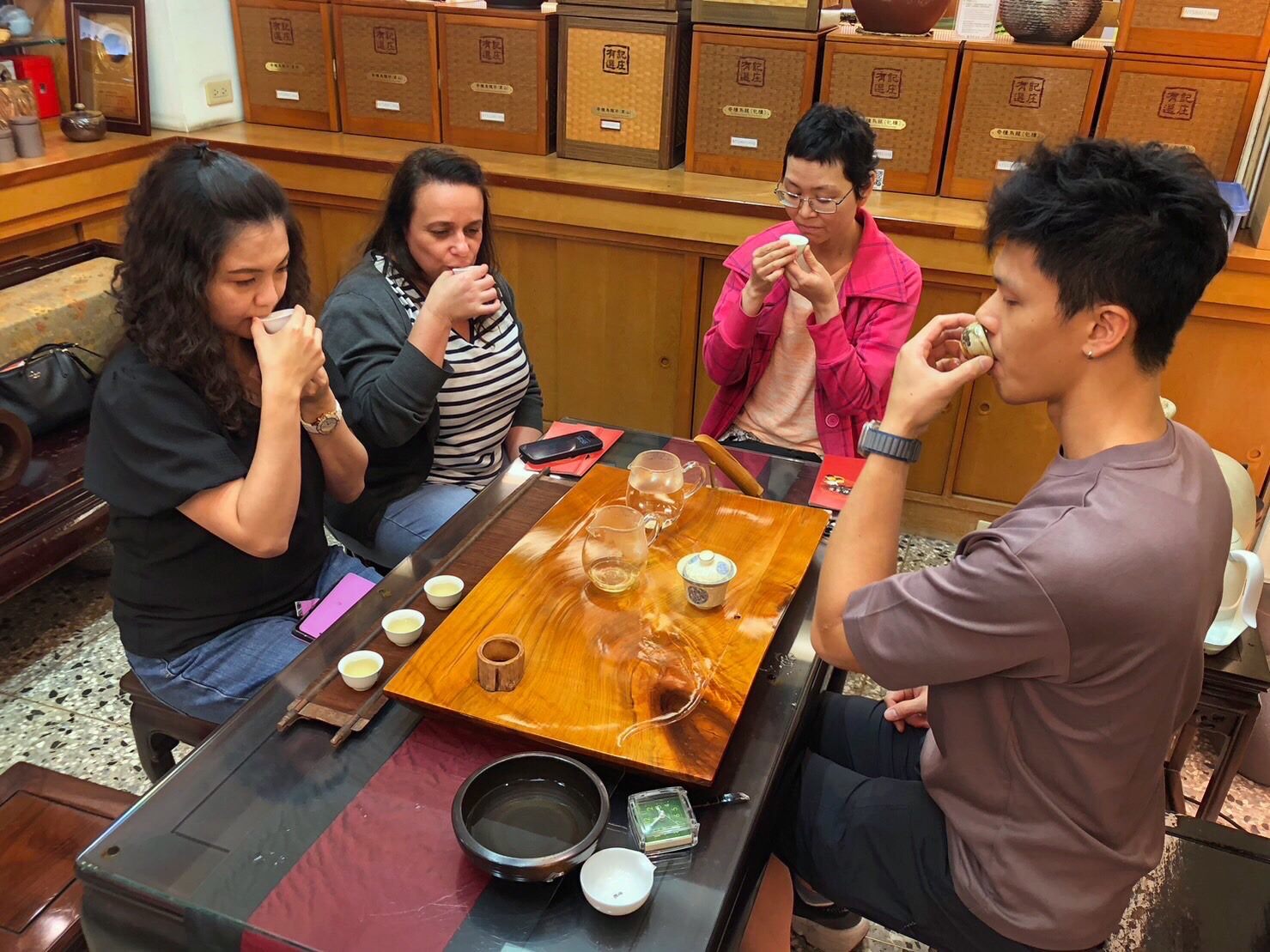 紐澳業者至大稻埕百年茶行「有記名茶」品茗，相當欣賞茶席文化帶來的沉靜感受。