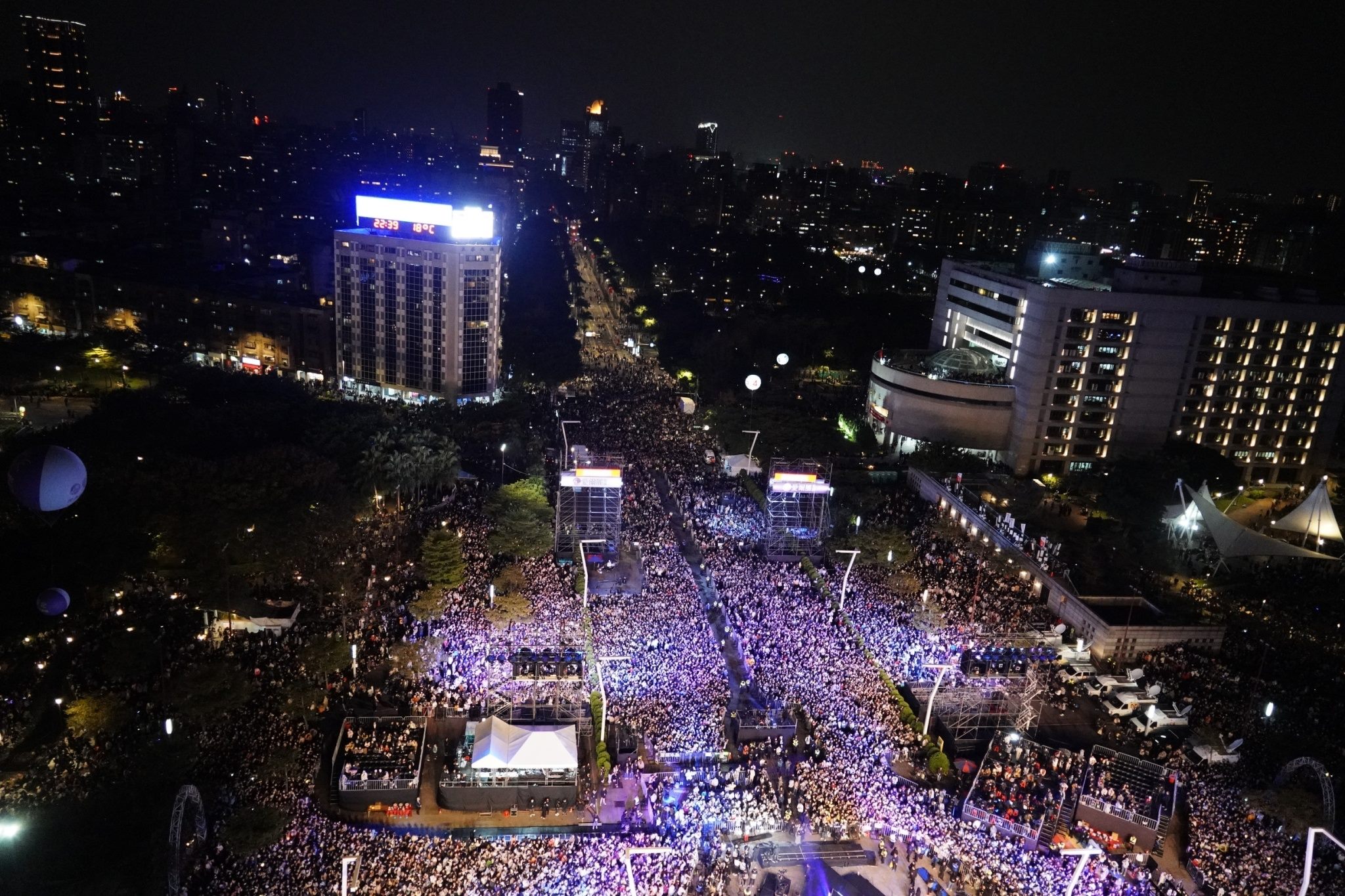 2024臺北跨年晚會吸引破17萬人潮，現場民眾氣氛high到最高點。