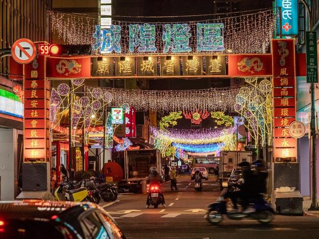 臺灣省城隍廟響應2024台北燈節展示跨街燈海。