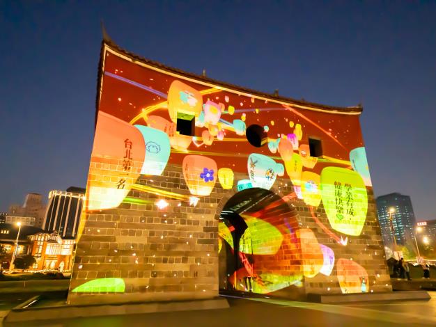 光雕展演「北門映像」首次加入互動式體驗，民眾透過手機掃描QR Code，便能將新年期許和祝福投影在北門上。