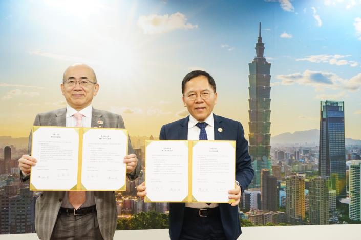 臺北市政府觀光傳播局長(右)與大阪觀光局長(左)簽署觀光交流協定書