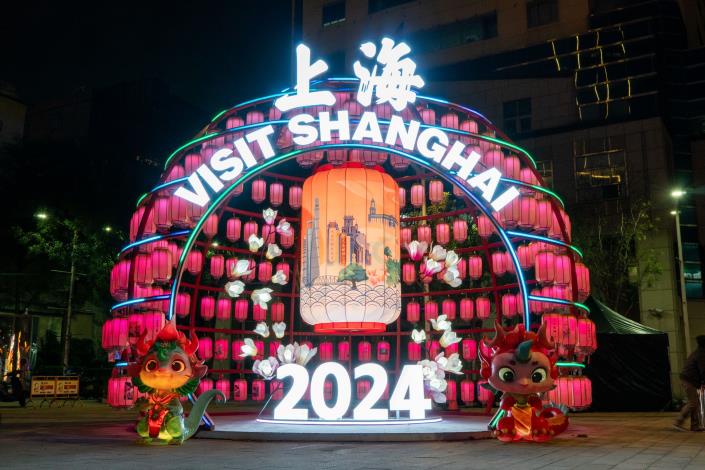 上海花燈中央大燈籠呈現上海風貌、搭配周邊小燈籠印上燈謎及詩文，與觀展民眾互動