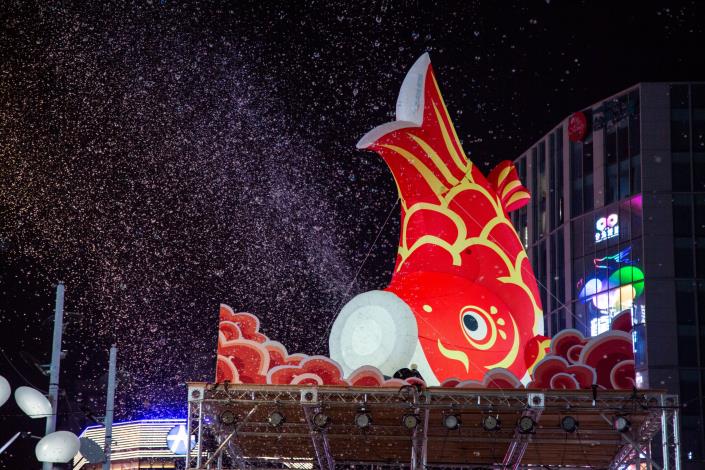 「魚躍西門」吐出泡泡與主燈秀共演，帶來雪花紛飛般的浪漫氛圍。