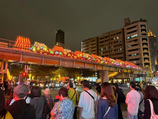 「龍騰四海」天橋金屬藝術作品打造的五線譜及音符，取自由李泰祥創作、齊豫演唱的〈橄欖樹〉片段。