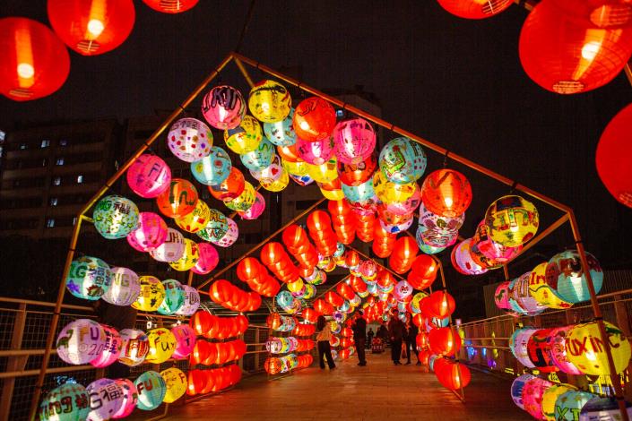 「龍騰四海」天橋上近千顆燈籠是由福星國小和西門國小同學們共同繪製。